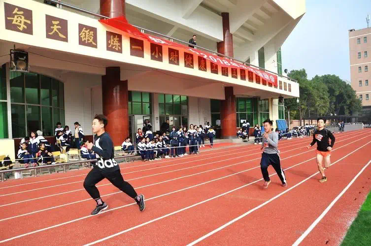 鲁德用的什么网球拍