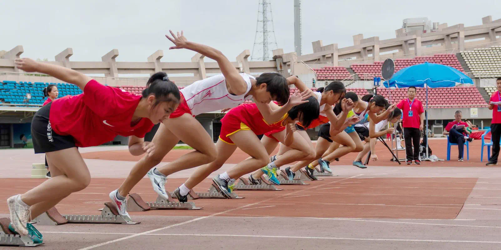 网球拍初学者多贵合适